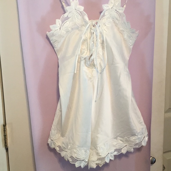 Lingerie - Picture 1 of 5